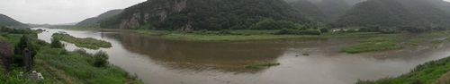 낙동강의 지류인 회천의 아름다운 모습이다. 강은 이렇게 막힘이 없이 흘러야 한다
