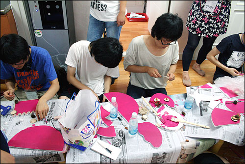  13일 대안학교 '틔움'에서 일제고사의 대안 프로그램으로 실시한 체험활동 중 학생들이 각종 재료들로 칠판을 만들고 있다.