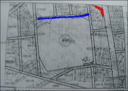 조치원여고 주변 연기군 토지이용계획서에 따르면 학교 옆 파란색으로 된 부분에 도로가 개설될 예정이고 빨간색으로 칠한 부분이 문제의 해당건물이 위치한 곳이다. 

