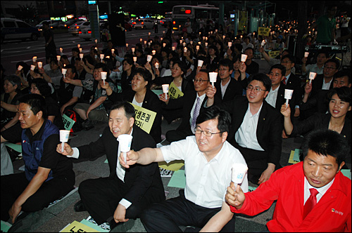 14일 저녁 창원 정우상가 앞에서 열린 “교사?공무원 탄압중단, 4대강사업 중단, KBS 수신료 인상반대, 민주주의 수호 경남도민대회”에는 500여명이 참석해 촛불을 들었다.
