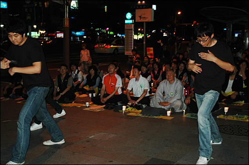 창원대 몸짓패 '비천무'가 14일 저역 창원 정우상가 앞에서 열린 집회에서 공연하고 있다.