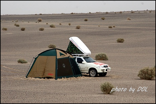 캠핑은 행위의 자유 뿐 아니라 공간의 자유를 가져다 준다. 생명체가 살 수 없는 타클라마칸 사막도 안식처로 만들 수 있는 힘, 그것이 캠핑이다.