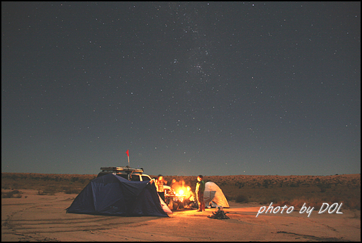 호주 심슨 사막에서의 캠핑. 캠핑은 기본적으로 '고생'을 담보로 하는 활동이다. 그러나 그만큼 깊은 체험을 가슴에 안길 것이다.