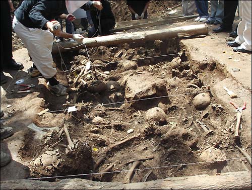 지난 2007년 산내 골령골에서 발굴된 집단희생자들의 유해 