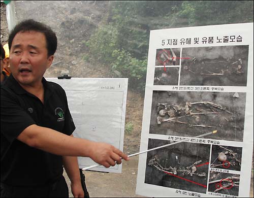 2007년 당시 대전 골령골 유해 발굴을 진행한 충남대 박물관 성원식 학예연구사가 발굴 현황을 설명하고 있다. 