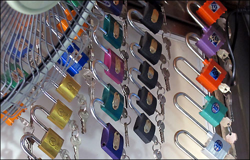김씨의 가게에 걸린 열쇠들, 대형마트의 카트처럼 주렁주렁 연결 돼 있다