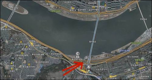 빨간 화살표가 동작역입니다. 그리고 바로 곁에 올림픽대로가 지나가고 그 밑의 강이 완전히 썩어있습니다. 
