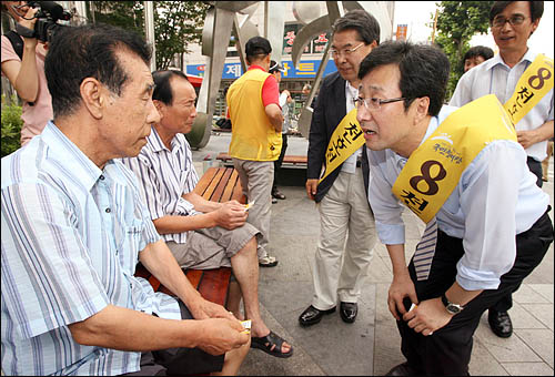 7·28 재보궐선거 공식 선거운동 첫날인 15일 서울 은평을 지역에 출마한 국민참여당 천호선 후보가 지역주민들과 인사하며 지지를 당부하고 있다.