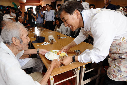7·28 재보궐선거 공식 선거운동 첫날인 15일 서울 은평을 지역에 출마한 한나라당 이재오 후보가 대조감리교회에서 급식봉사를 하고 있다.
