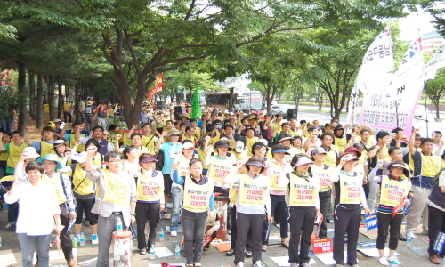 계대 동문앞에서 700여 명의 시민들이 모여 동산의료원 환자식당 노동자들의 복직과 식당 외주화 반대를 요구하는 시위를 벌이고 있다.