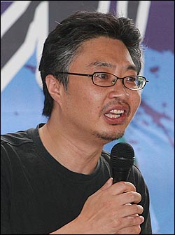 '88만원 세대'의 저자 우석훈 성공회대 외래교수가 KBS 파업 현장을 찾아 지지발언을 하고 있다.