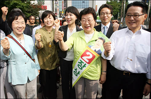 7·28 재보궐선거 공식 선거운동 첫날인 15일 서울 은평을 지역에 출마한 민주당 장상 후보가 박지원 원내대표와 이미경 사무총장 등과 함께 선전을 다짐하고 있다.