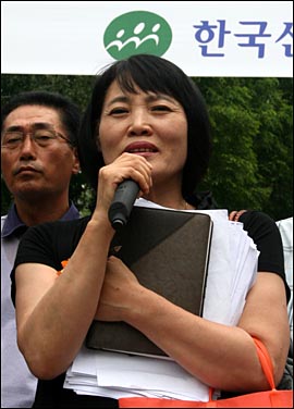 114 상담원 출신으로 KT에서 37년간 근무해 온 박은하씨가 15일 지난해 명예 퇴직을 거부한 뒤 인사 고과에서 불이익을 받았다고 호소하고 있다.