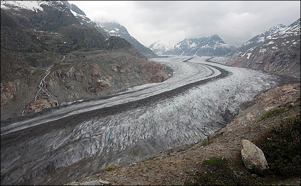  알레치 빙하(Aletsch Glacier)는 스위스에서 가장 크고 긴 빙하다. 유네스코 세계자연유산으로 지정돼 있다.