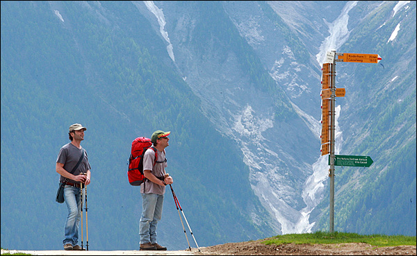 알레치 빙하(Aletsch Glacier) 지대에서 등산객들이 등산로를 따라 하이킹을 하고 있다. 스위스에는 등산코스 곳곳에 안내 표지판이 잘 설치돼 있다.
