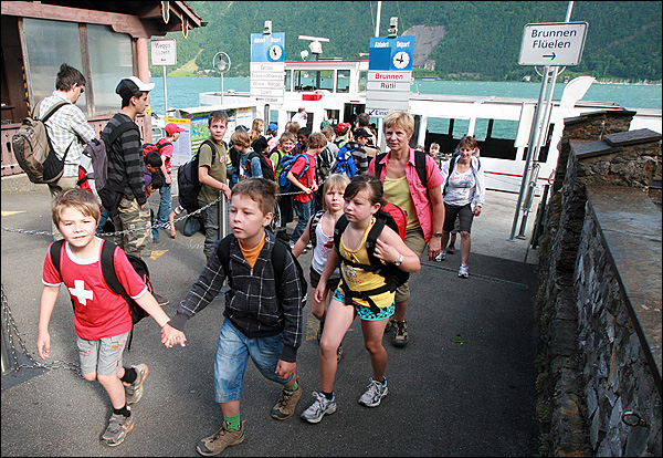 스위스 루체른주 브룬넨(Brunnen) 선착장에서 소풍 나온 학생들이 유람선에서 내려 이동하고 있다.