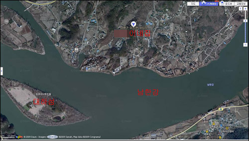  이사할 곳의 집을 인공위성 지도를 통해 찾아봤는데 코앞에 남한강이 있습니다. 번지수를 정확히 몰라 이렇게 표기했는데 번지수를 알면 더욱더 강과 가까운 곳일 수도 있겠습니다. 여하튼 그 친구 아버님 말씀으로는 바로 앞에 남한강이 있다고 했습니다.