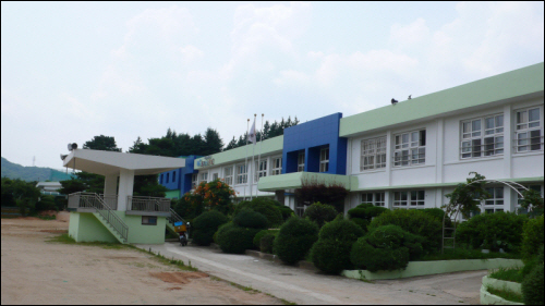 돈보스코 학교는 폐교를 개조해서 쓰고 있다. 