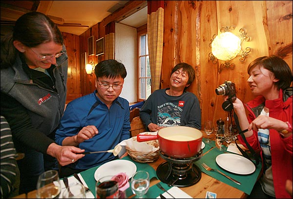 산장 호텔 리더루프카의 매니저인 아네트(Annette)가 취재팀을 위해 퐁듀 요리를 내놓았다.