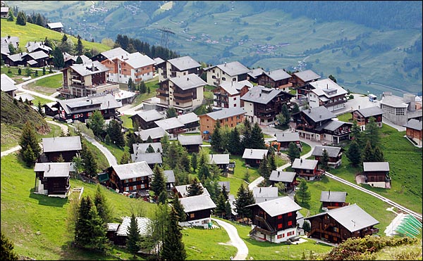 스위스 발레(Valais)주에 위치한 리더알프의 해발고도는 1914m. 우리나라 한라산 정상쯤에 해당하는 높이다. 이 지역 산비탈에는 개량화된 목조 가옥들이 삼삼오오 무리지어 있다.
