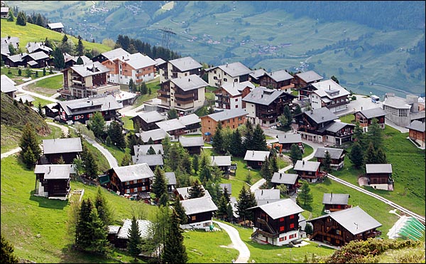  스위스 발레(Valais)주에 위치한 리더알프의 해발고도는 1914m. 우리나라 한라산 정상쯤에 해당하는 높이다. 이 지역 산비탈에는 개량화된 목조 가옥들이 삼삼오오 무리지어 있다.