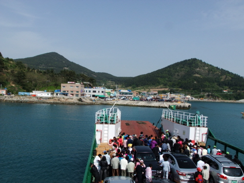  청산도 도청항으로 접근하는 여객선