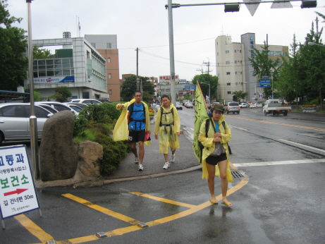  약간의 비를 맞으며 걸어 보는 것도 추억이 될 것 같습니다.