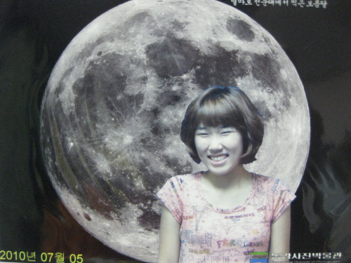사진체험실에서 찍은 보름달 배경의 사진. 이외에 일출 등을 배경으로 찍을 수도 있다.