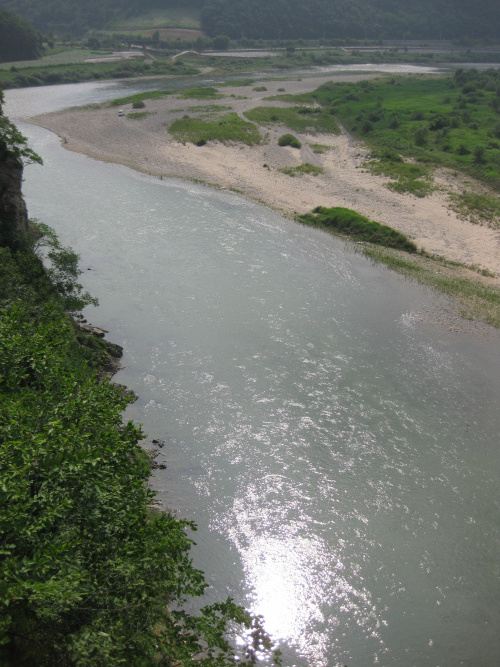 노산대에서 내려다본 남한강. 폭 십 미터가 채 될까 싶은 이 강물이 단종에게는 감옥 창살과도 같았을 것이다.