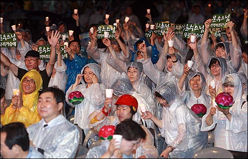 문수스님의 49재를 하루 앞둔 17일 저녁 서울광장에서 열린 '문수스님 소신공양 국민추모문화제'에서 시민들과 불자들이 4대강 사업 중단을 요구하며 촛불을 들어보이고 있다.