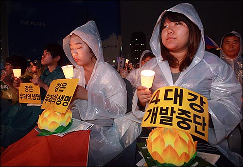 문수스님의 49재를 하루 앞둔 17일 저녁 서울광장에서 열린 '문수스님 소신공양 국민추모문화제'에서 시민들과 불자들이 4대강 사업 중단을 요구하며 촛불과 연등을 들어보이고 있다.