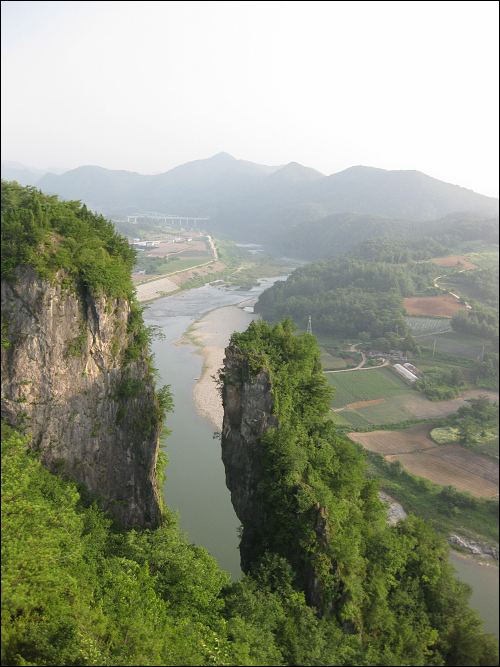 소나기재 정상에서 서쪽으로 100m 지점에 위치한 '선돌' 아래로는 서강이 흐른다.