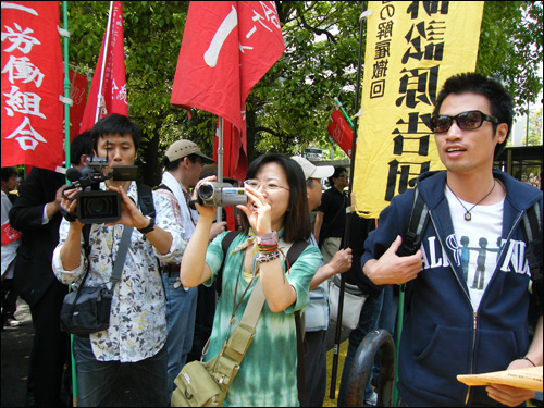 일본 메이데이 투쟁에 참가한 민정연 대표(가운데)