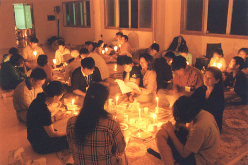 캠프 첫날밤 시인과 일반인이 촛불시낭송을 하는 장면