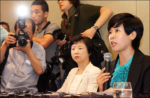 ‘블랙리스트’ 논란으로 KBS로부터 고소당한 방송인 김미화씨가 2010년 7월 19일 오전 여의도의 한 호텔에서 자신의 입장을 밝히는 기자회견을 하고 있다.