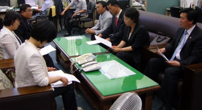 한나라당의 일방적인 합의 파기에 성난 비한나라당 시의원들이 19일 진주시청 브리핑 룸을 찾아 한나라당을 강하게 비난했다.