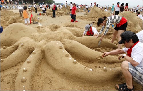 세계비치발리볼대회의 열전을 치르게 될 몽산포에서는 31일 몽산포 해변을 갤러리로 한 모래조각 페스티벌이 열린다.