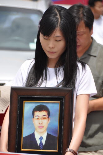 고 연제욱씨 기일을 3일 앞둔 이날 동생 미정씨가 고인의 영정사진을 들고, 삼성LCD 노동자들에게 동료의 죽음에 대한 진실을 증언해 달라고 하소연했다.