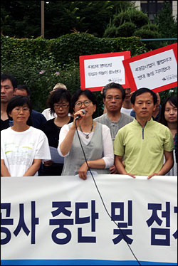 23일 광화문 정부청사 앞에서열린 4대강 대책위의 기자회견에서 이강실 진보연대 대표가 규탄발언을 하고 있다. 