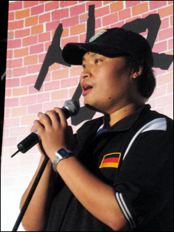 '순정만화', '26년', '타이밍'의 웹만화로 유명한 작가 강풀(본명 강도영)씨가 시민문화제에서 응원 발언을 하고 있다.