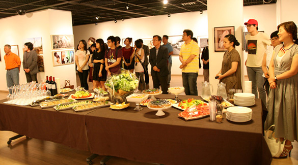 오프닝행사 이날 50여 명의 일본대학 사진학과 동문들이 참여했다.