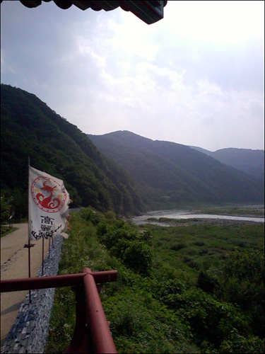 온달관광지에서 바라다보이는 남한강 줄기