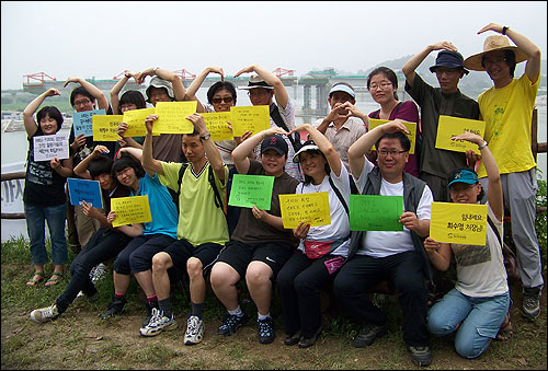  서울 환경운동연합 소속 회원들이 이포보 농성장 상황실을 찾아 농성자들을 격려하는 메시지를 남기고 기념촬영을 하고 있다.