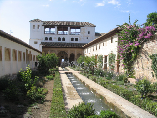 1812년 프랑스인 세바스챤 백작은 알람브라 하계 별장에 정원을 가꾸었고 분수를 설치했다.