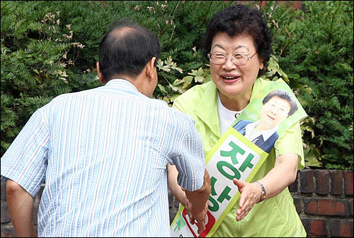  서울 은평을 재선거를 앞두고 야권의 후보 단일화 협상이 막판 진통을 겪고 있는 가운데 민주당 장상 후보가 25일 불광동 성당 앞에서 주민들에게 지지를 호소하고 있다.