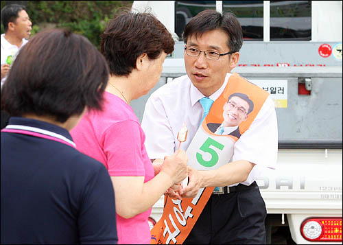  민주노동당 이상규 후보가 25일 연신내 성당 앞에서 주민들에게 지지를 당부하고 있다.