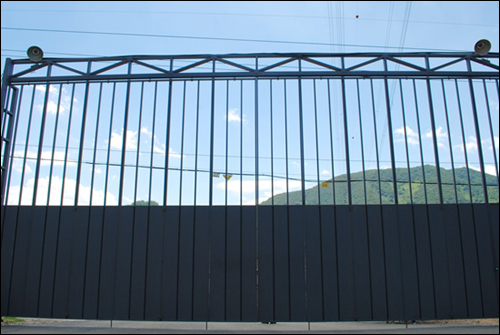 낙동강 함안보 공사현장으로 통하는 입구가 높은 철문으로 가로막혀 있다. 4대강 사업이 진정 '살림'을 위한 것이냐고 묻고 있는 고공농성자들은 이 철문에 막혀 만날 수 없다.