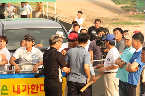 이포보앞 환경단체 상황실, 찬성측 주민들 '각목' 급습 25일 오후 4대강 사업을 반대하며 경기도 여주군 남한강 이포보에서 환경연합 회원들이 4일째 점거농성을 벌이는 가운데, 찬성측 주민들이 환경연합 상황실을 급습해서 집기를 부수고 폭력을 휘둘렀으며, 이 과정에서 창조한국당 유원일 의원이 찬성측 주민이 휘두른 각목에 폭행을 당했다.