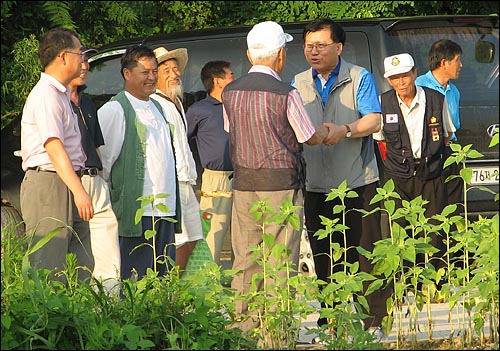 4대강 사업 반대 집회 방해한 '찬성'측 주민들 손잡은 여주군수 25일 오후 김춘석 여주군수가 이포보 현장을 방문해서 여주군청 부근 농협앞에서 벌어진 4대강 사업 반대 집회에서 소란을 피우 방해한 뒤 도착한 찬성측 주민들과 반갑게 악수를 나누고 있다.