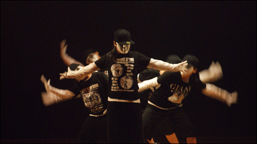 아마추어들의 댄스공연에 초청되어 공연을 펼치고 있는 진주SM리틀단의 공연 모습.